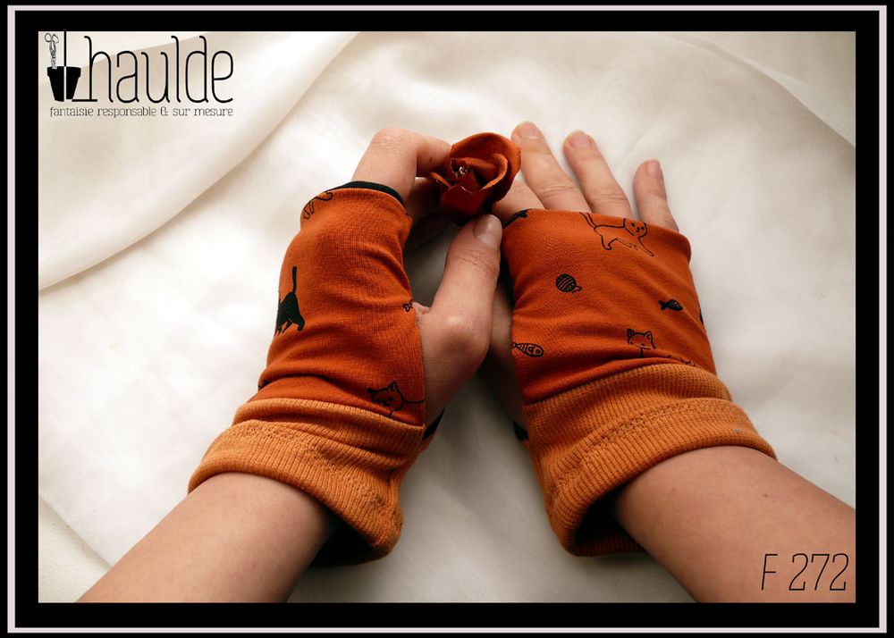 Mitaines en jersey orange foncé imprimé chats noirs petits poissons et pelotes de laine et manchette en bord côte orange Vues portées, de dessus