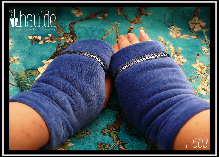 Mitaines en velours bleu roi garnies au niveau des phalanges d'un galon de sequins carrés bleu marine sur deux rangs Vue de la paire portée