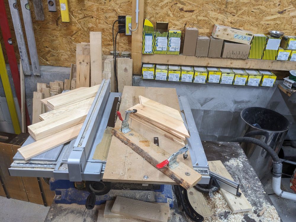 Kreissäge mit fertigem Aufbau um Holzteile mit 45° Winkel zu kürzen