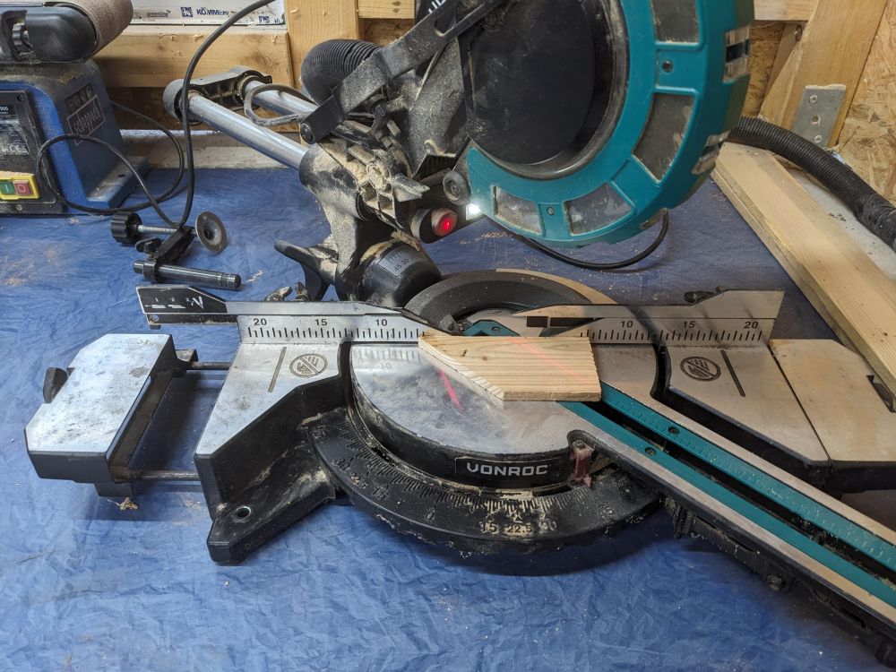 Kappsäge mit arg kurzem Holzstück und ohne Sicherung