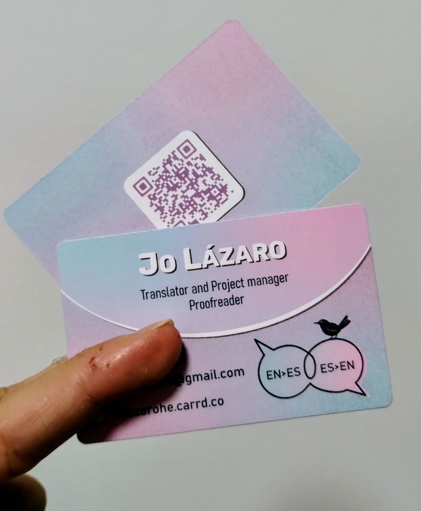 Foto de unas tarjetas de visita en tonos rosa y azul pastel con mi nombre.