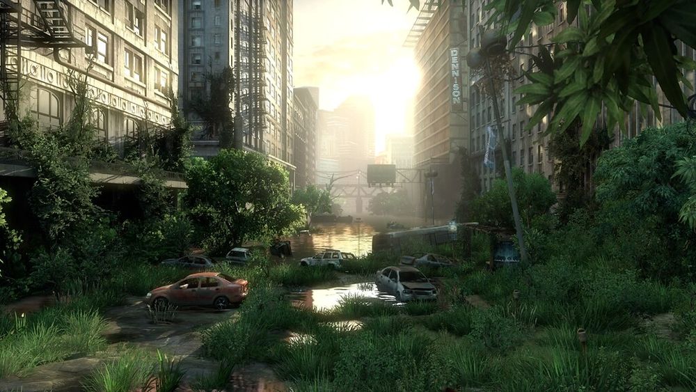 Captura de pantalla del juego The Last of Us. Una calle principal de una gran ciudad está cubierta de vegetación, con coches abandonados.