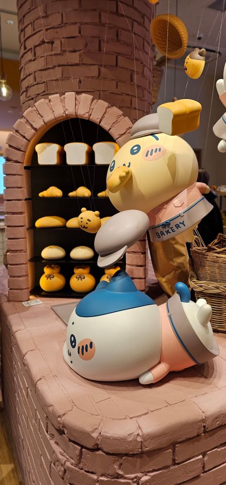 【店内装飾】
パン屋さん衣装の　ハチワレ と うさぎ