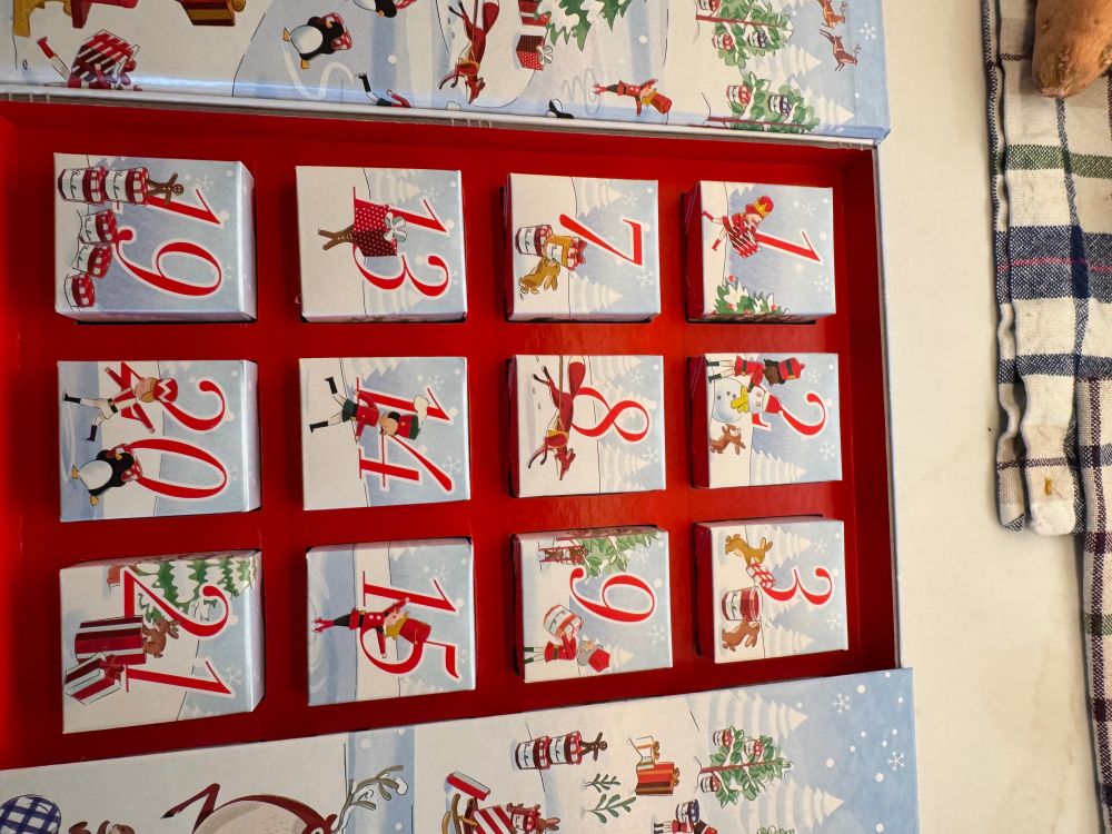 The bonne maman Box, with 12 small
Boxes holding jars 