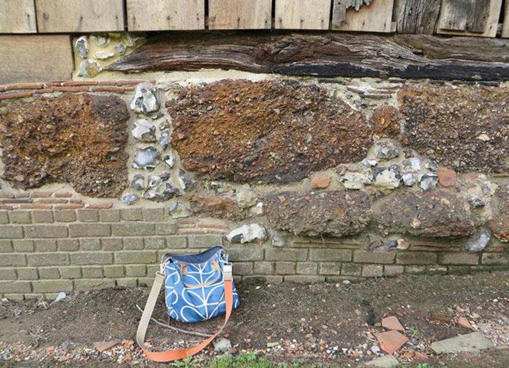 The foundations of the barn are constructed from coursed rubble masonry which is predominantly composed of large (up to 79 cm long) blocks of ferricrete. Flint is also used. 
