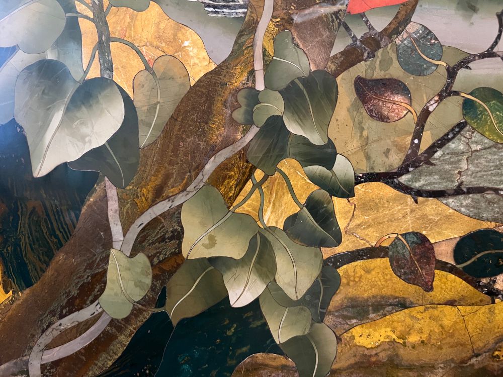 Details of leaves and a trunk created in the pietre dure technique. 