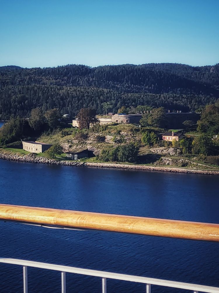 A fortress on an island in the Oslofjord. Famous for sinking a german war ship (Büchner) in WW2