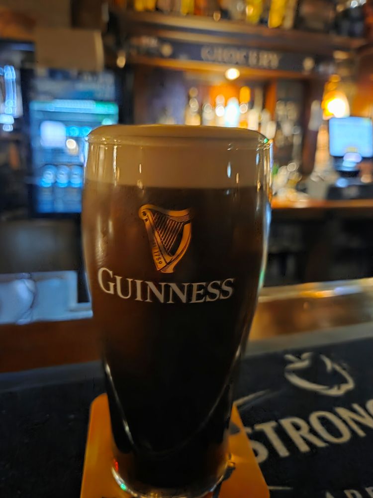 Ein frisches Guinness auf der Theke eines Irish Pubs.