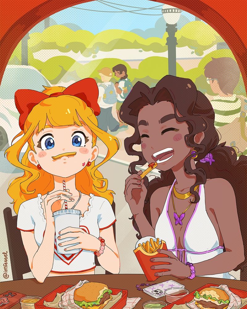Arte com duas garotas sentadas na lanchonete, na frente de uma janela, comendo hambúrgueres. A garota da esquerda é branca, loira, com cabelo preso em rabo de cavalo e uma franja, e com olhos azuis. Usa um cropped branco com babados e eatampado com um coração, uma pulseira de miçangas vermelhas, brincos vermelhos de círculo e um laço grande vermelho no cabelo, além de um adesivo de espinhas em formato de estrela no queixo. Ela está tomando um refrigerante no copo, com canudo, enquanto equilibra uma batata frita com boca. A garota da direita está rindo, com os olhos fechados, enquanto segura um potinho com batatas fritas em uma mão e leva uma batata frita com molho até a boca com a outra mão. Ela é negra, com cabelo cacheado castanho escuro, tem uma franja grande repartida no meio e usa dois rabos de cavalo baixos, presos em lacinhos com borboleta. Também está usando uma blusa branca de alça, decotada no meio e amarrada, um brinco dourado com joia roxa, dois colares dourados, um deles com pingente de borboleta roxa, e uma pulseira de miçangas roxas. Na mesa à frente delas tem dois celulares, delas, sendo um com capinha vermelha e listras rosinha e uma flor vermelha clara, e o outro com capinha branca estampada de borboletas roxas e um chaveiro de borboletas preso. Também tem 3 potes de molho, sendo um molho amarelo, outro vermelho e o outro verde, e dois lanches, sendo um deles, à esquerda, com pão, alface, carne e queijo, embrulhado no papel xadrez branco e vermelho, e o outro, à direita, com pão, alface, ovo frito, carne e queijo, também embrulahdo no mesmo tipo de papel xadrez. No cenário do fundo, atrás da janela, tem uma praça,  com um moço andando, de blusa listrada branca e verde com um mochila de ombro e óculos, duas crianças andando, ambas com mochila, sendo uma menina negra de cabelos castanhos escuro e um menino branco loiro de boné. Do lado das crianças tem um carro branco estacionado. Na praça tem arbustos verdes e postes de luz.