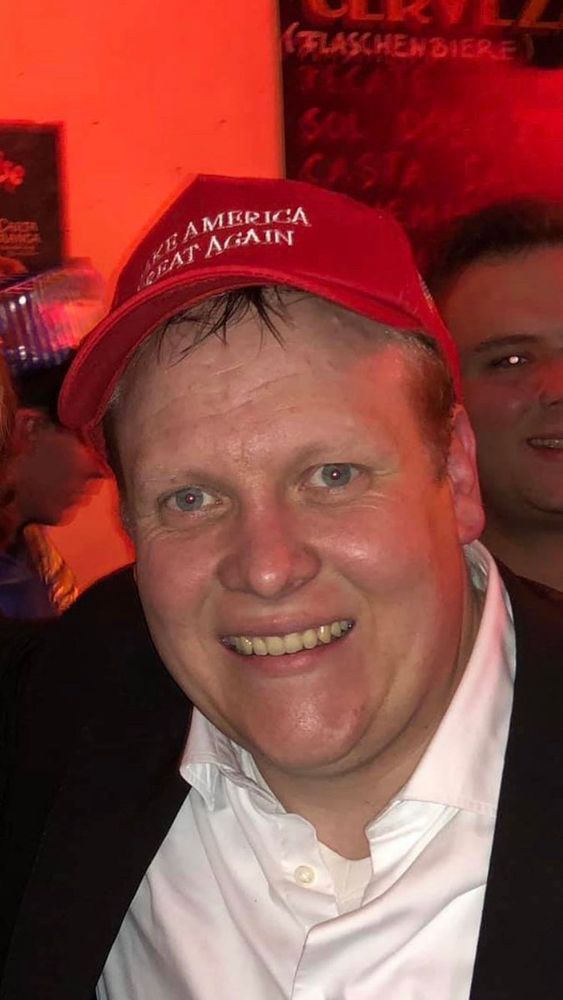 Tilman Kuban mit MAGA-Cap