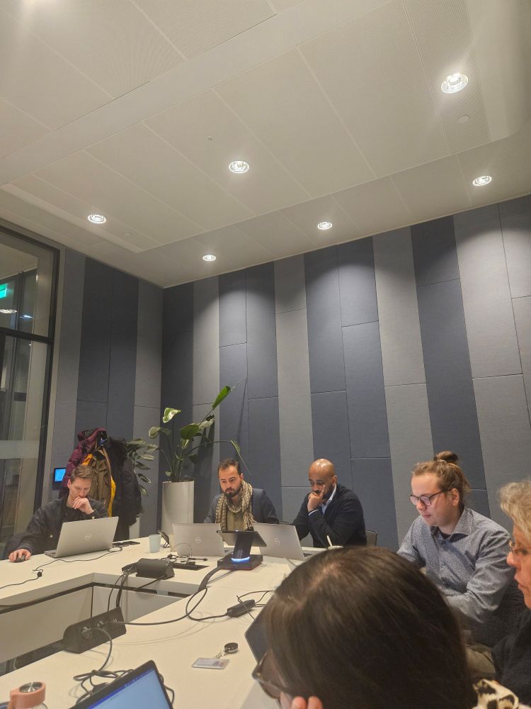 De fractie van GroenLinks-PvdA aan een ronde tafel.