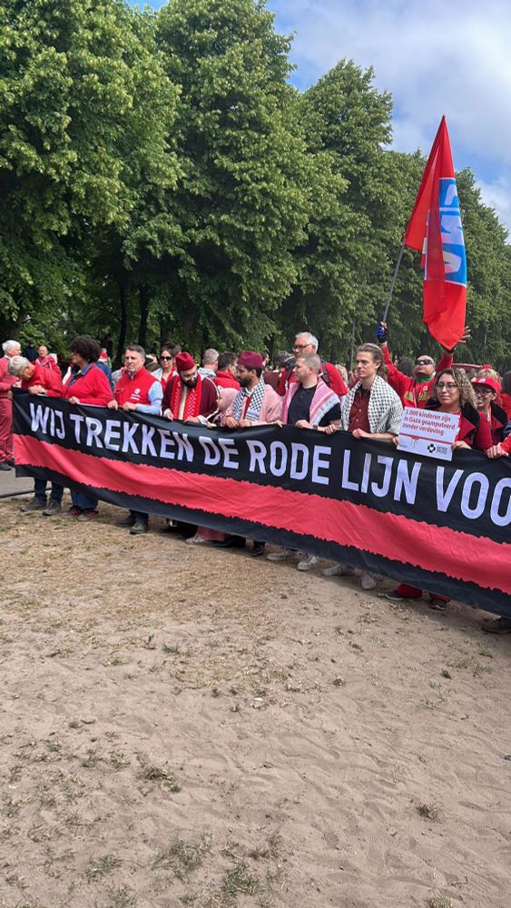 Protestmars met banner, waarop de tekst staat wij trekken de rode lijn voor Gaza