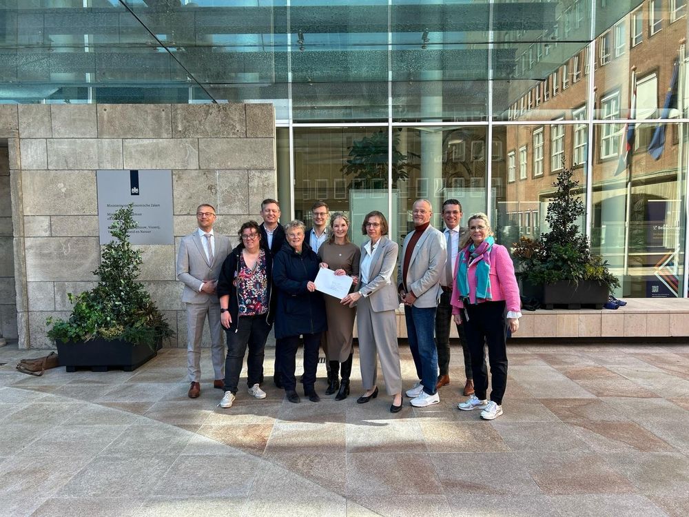 Statenleden van JA21, VVD,D66,CU, SGP en CDA voor het gebouw van het ministerie LVVN met de brandbrief over rivierkreeft