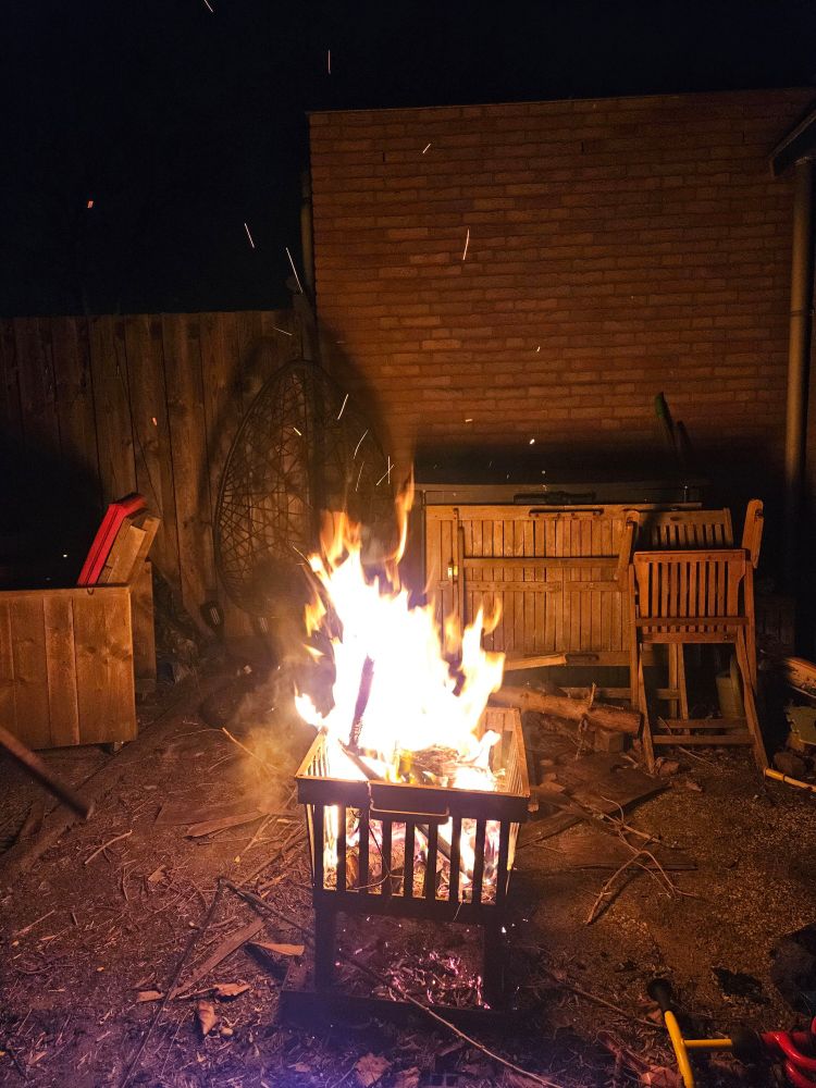 Een vuur in een vuurkorf buiten.