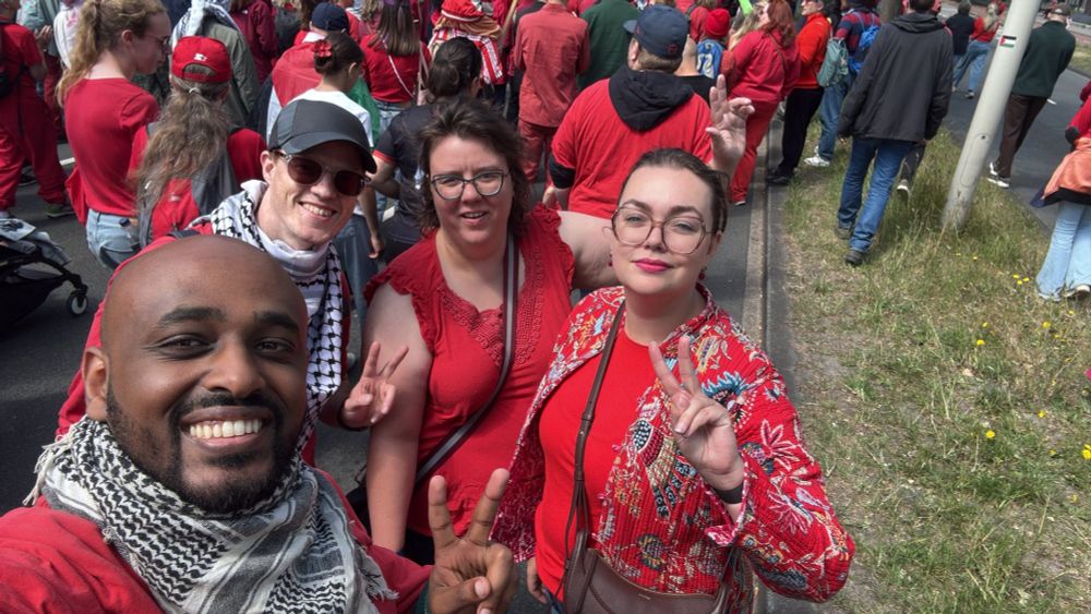 Selfie met Adem en Rosalie, allen in het rood gekleed