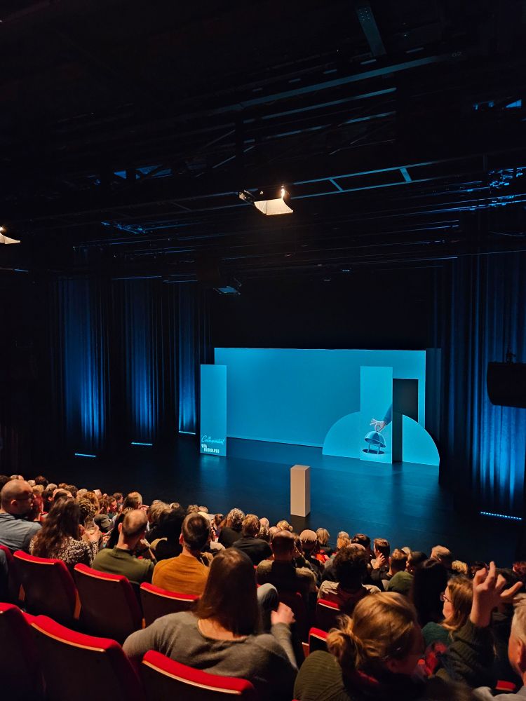 De theaterzaal van Theater aan het spui. Met een blauwe decor