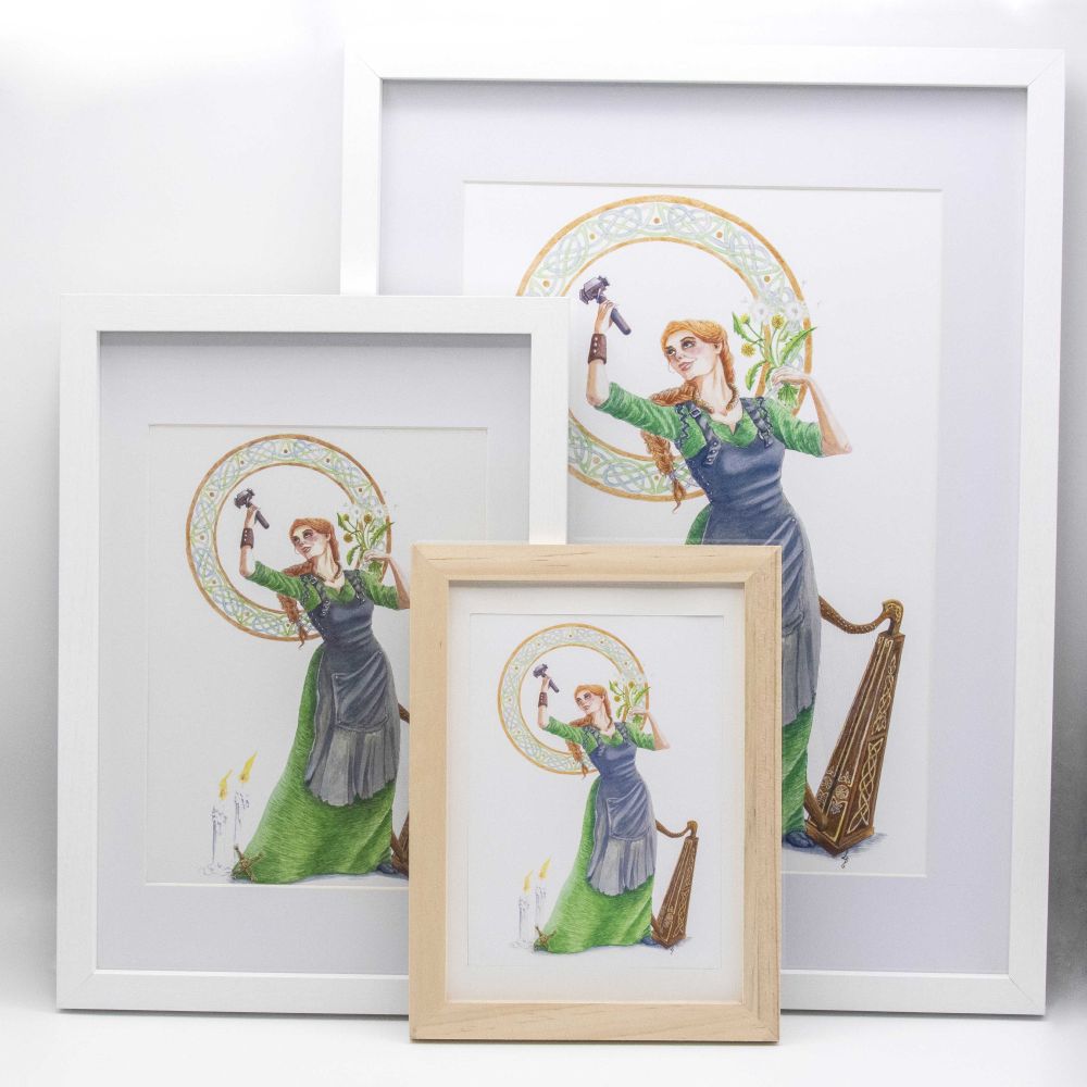 Illustration à l'aquarelle de l'illustratrice française Lucy Dreams réalisée en 2020 représentant la déesse celte Brighid imprimée en trois formats différents et encadrée.
Il y a au fond, une illustration grand format A4, puis devant à droite, une impression de taille moyenne A5 et devant une impression A6 de taille carte postale.