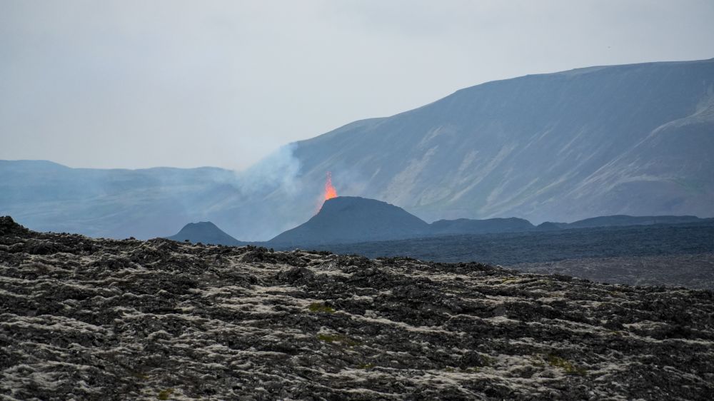 Second vantage point of the active eruption