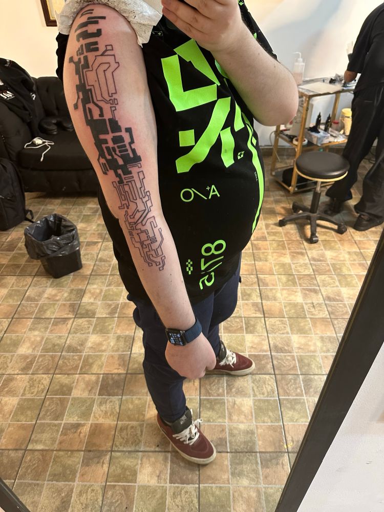 Black ink partial filling for the Mirror’s Edge circuit schematic arm tattoo.