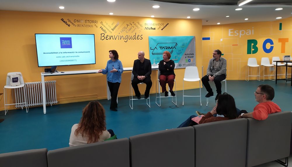 Imatge fotogràfica en un moment de la intervenció de la professora Carme Mangiron on es veuen també a la resta dels ponents