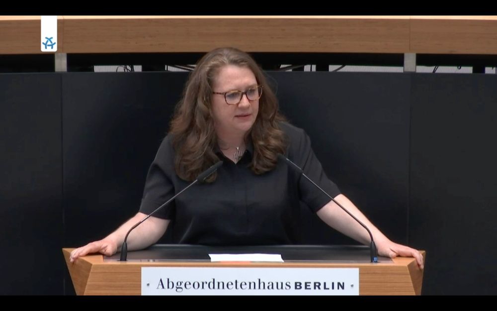 Daniela Billig spricht am Podium des Plenums im Abgeordnetenhaus von Berlin.