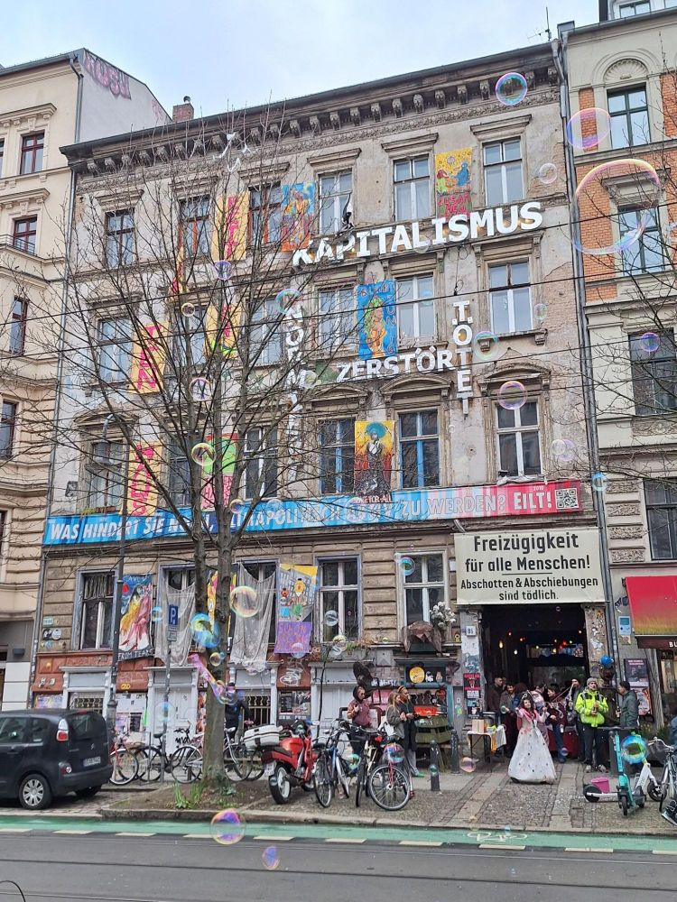 Ein Foto von der bunt gestalteten Fassade des Tuntenhauses