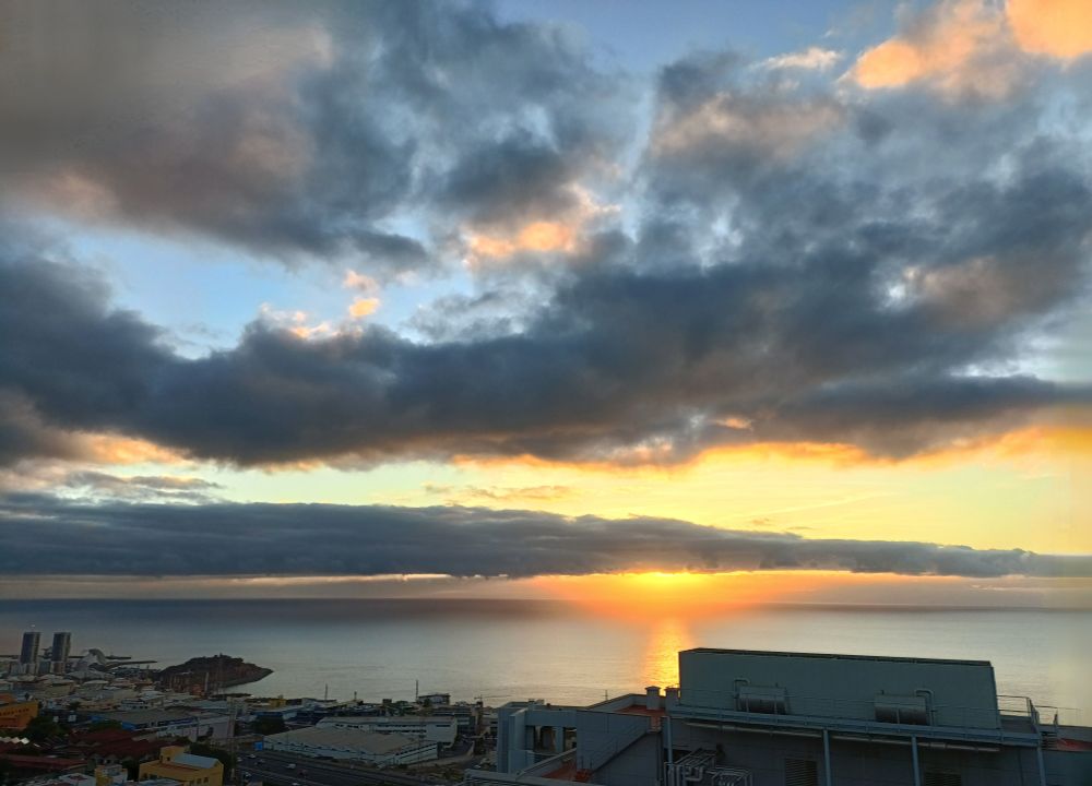 Amanecer con océano al fondo. 