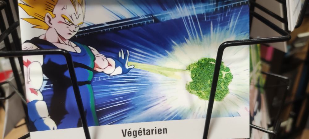 Carte avec un Montage de Végéta en super sayien lançant un boule de feu Brocolis 
Dessous est marqué "Végétarien"