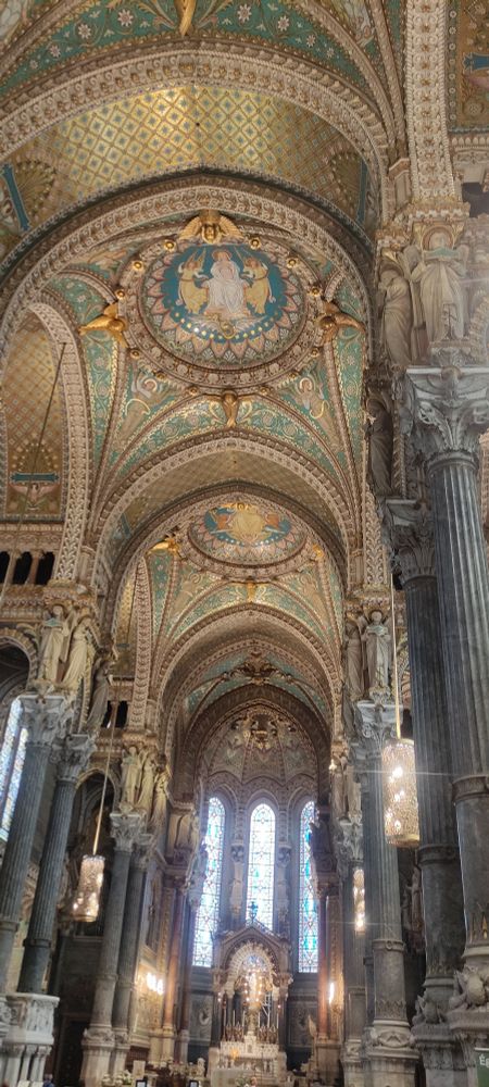 Plafond décoré  et tapissé de dorures de la basilique de Fourvière 