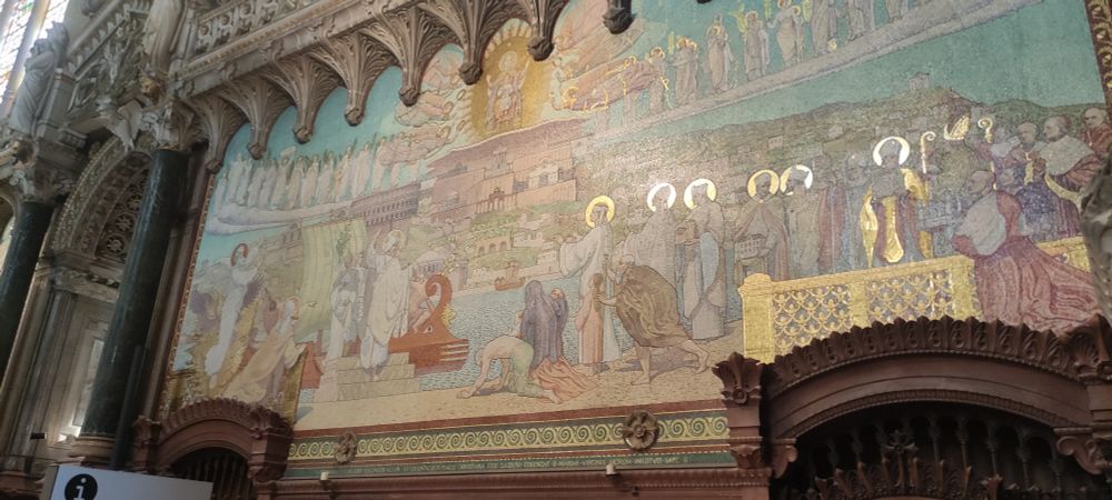 Fresque en mosaïque avec de l'or sur certains carreaux 