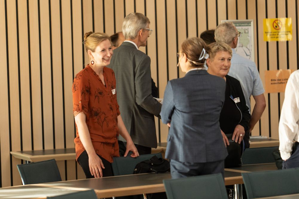 Zwei Frauen im Gespräch - Sonja Medwedski und Tanja Busse - im Hintergrund Prof. Gabi Broll und andere
