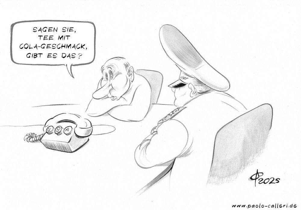 Schwarzweißkarikatur. Putin sitzt mit verschränkten Armen vor einem Telefon, das nur drei Tasten hat. Die Tasten sind mit den einzelnen Buchstaben U S und A beschriftet. Putin schielt zu einem General, der neben ihm am Tisch sitzt und fragt ihn: Sagen Sie, Tee mit Cola-Geschmack, gibt es das?