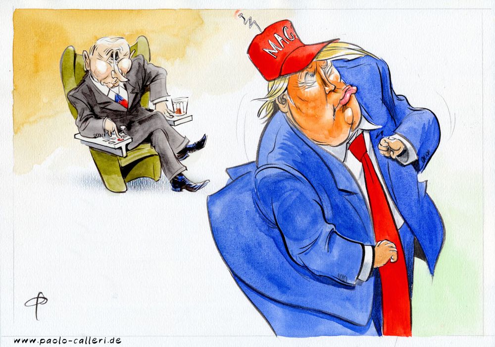 Karikatur. Putin sitzt in einem grünen Sessel mit integrierter Fernbedieung in der Armlehne. Er betätigt einen Knopf. Im Bildvordergrund führt Trump ein maschinenhaftes Tänzchen auf, und nimmt dabei eine etwas verrenkte,  Körperhaltung ein. Der US-Präsident trägt eine rote Baseballkappe aus der eine kleine Antenne ragt.