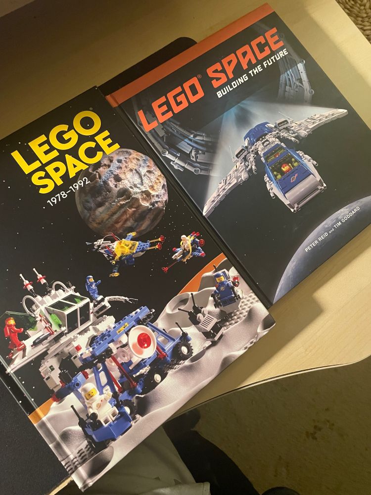 Left book: Lego Space 1978 - 1992, describing a history of kits from those years. Right book: Lego Space - Building The Future. A really nice book with storylines and featuring all MOCs, a must have.