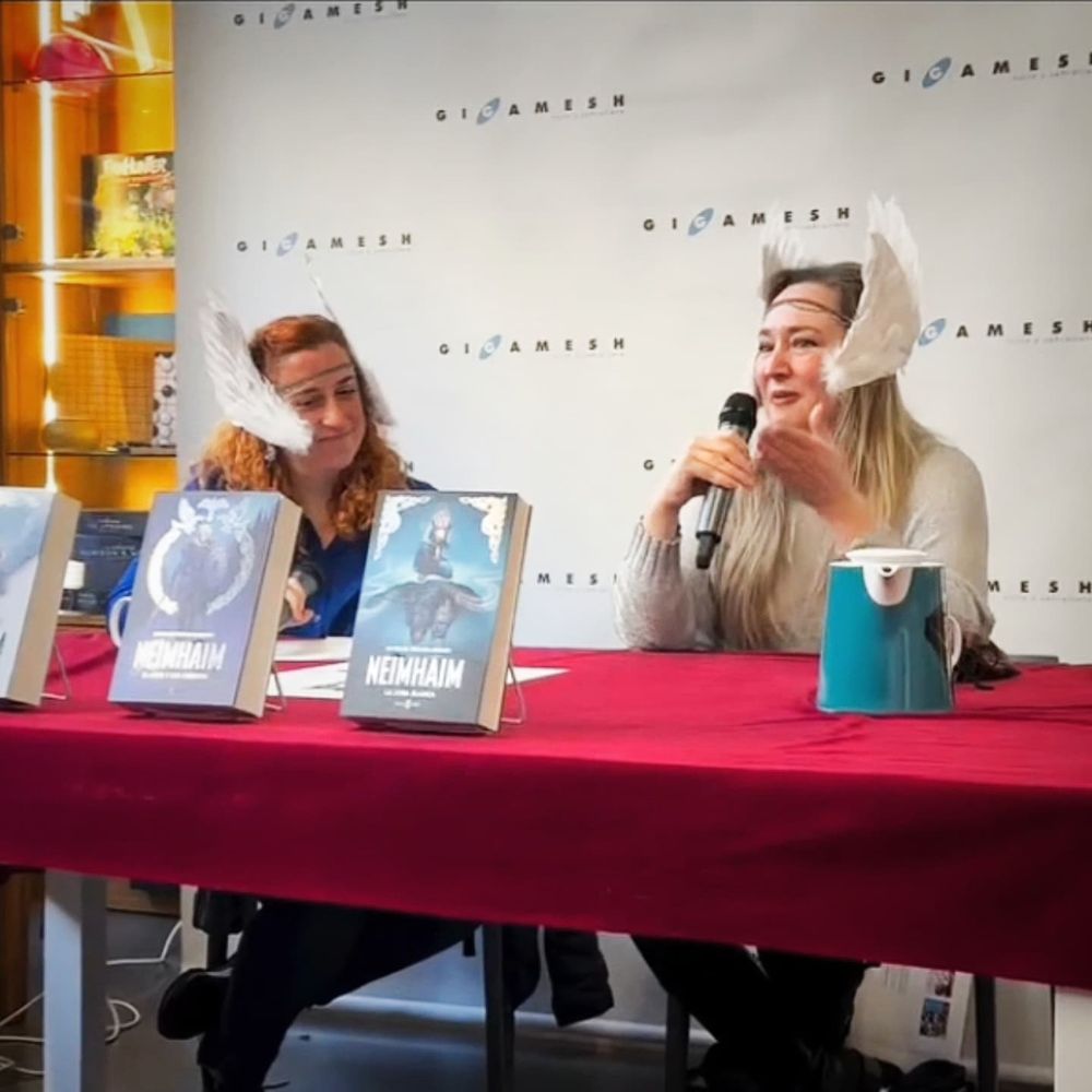 Presentación en Gigamesh con María Pealva y yo, con diademas aladas de plumas blancas