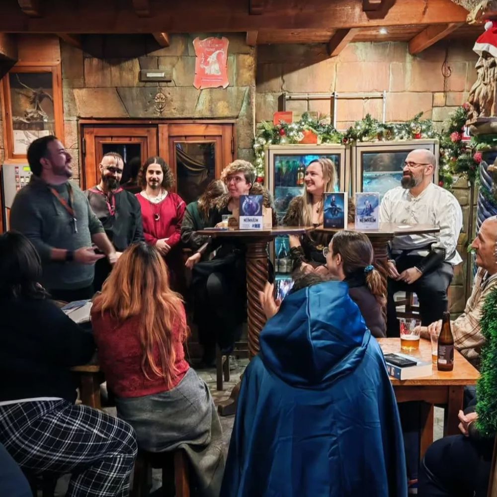 Presentación en la Taberna de ambientación medieval fantástica El Dragón Verde con Concha Perea y Jordi Noguera, disfrazados de vikingos