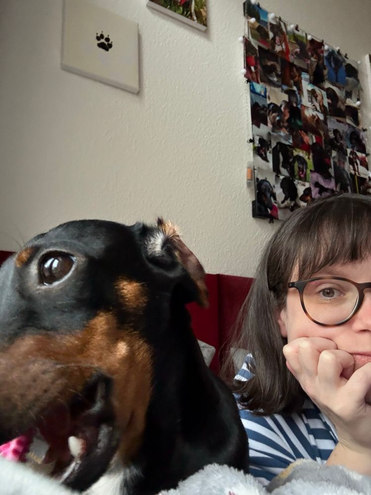 Selfie eines schwarz braunen Dackels und mir. Wir sind jeweils nur halb im Bild zu sehen.