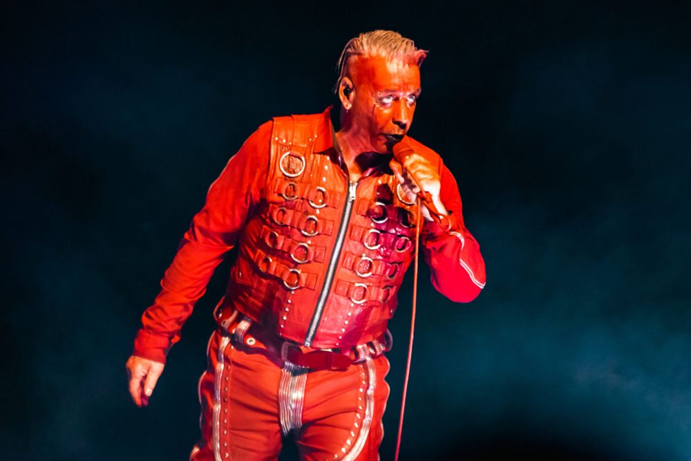 Till Klabautermann Lindemann wirft wieder Fische auf Fans – nun erstmals in Detroit