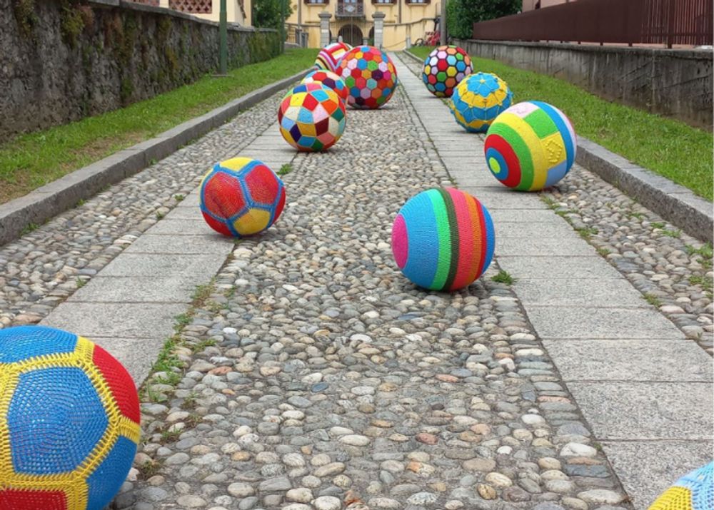 A Barzanò ritorna Yarn Bombing, il festival della fibert art a uncinetto e maglia