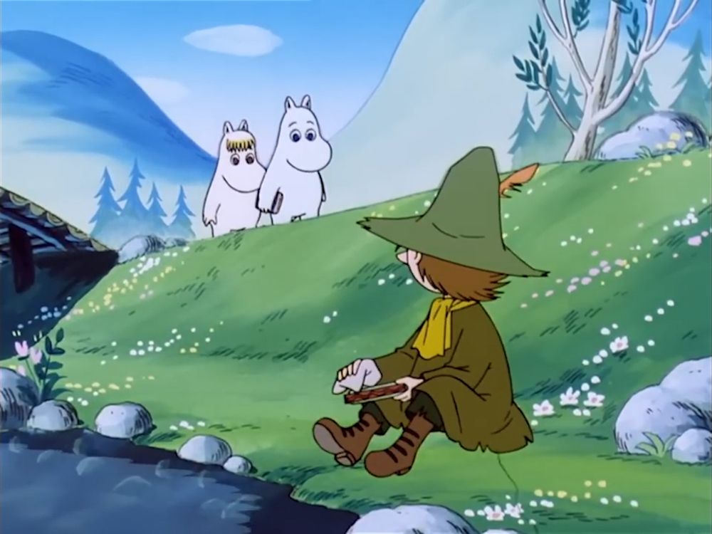 Same scene but Moomin and Snorkmaiden are coming to greet him, he's turning towards their direction. 