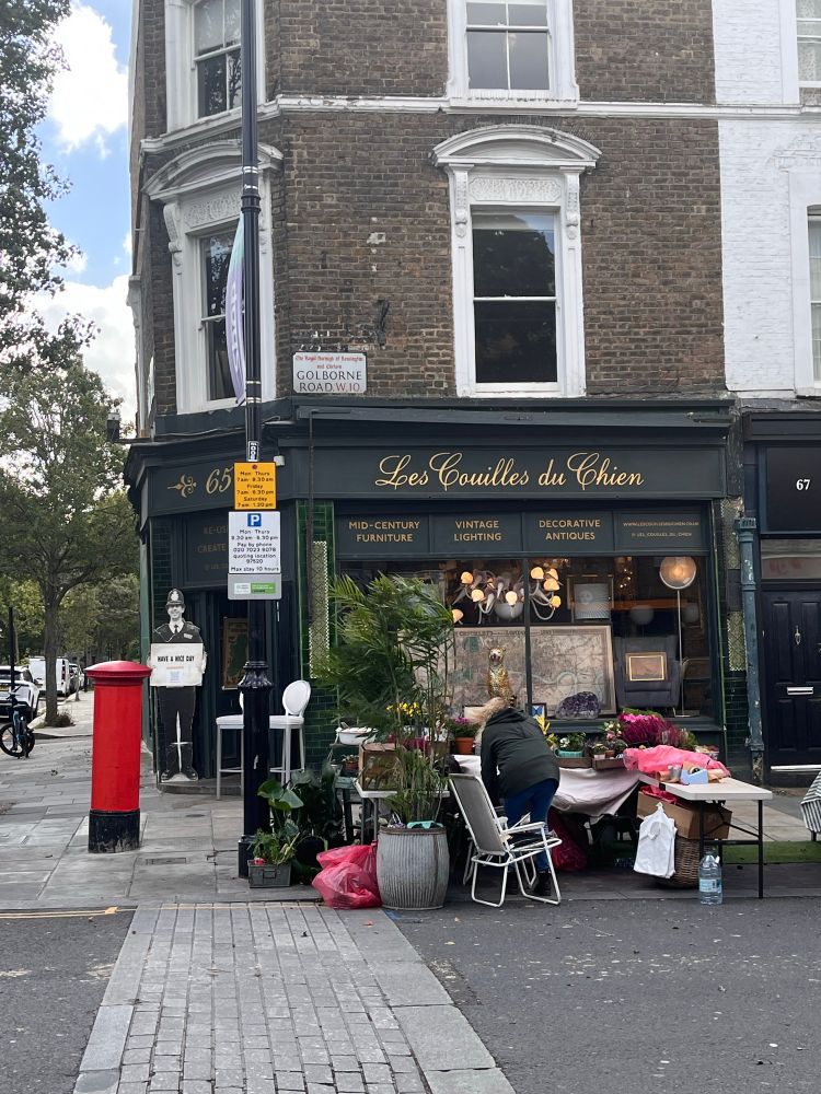 Boutique à NottingHill à Londres qui s’appelle les couilles du chien 