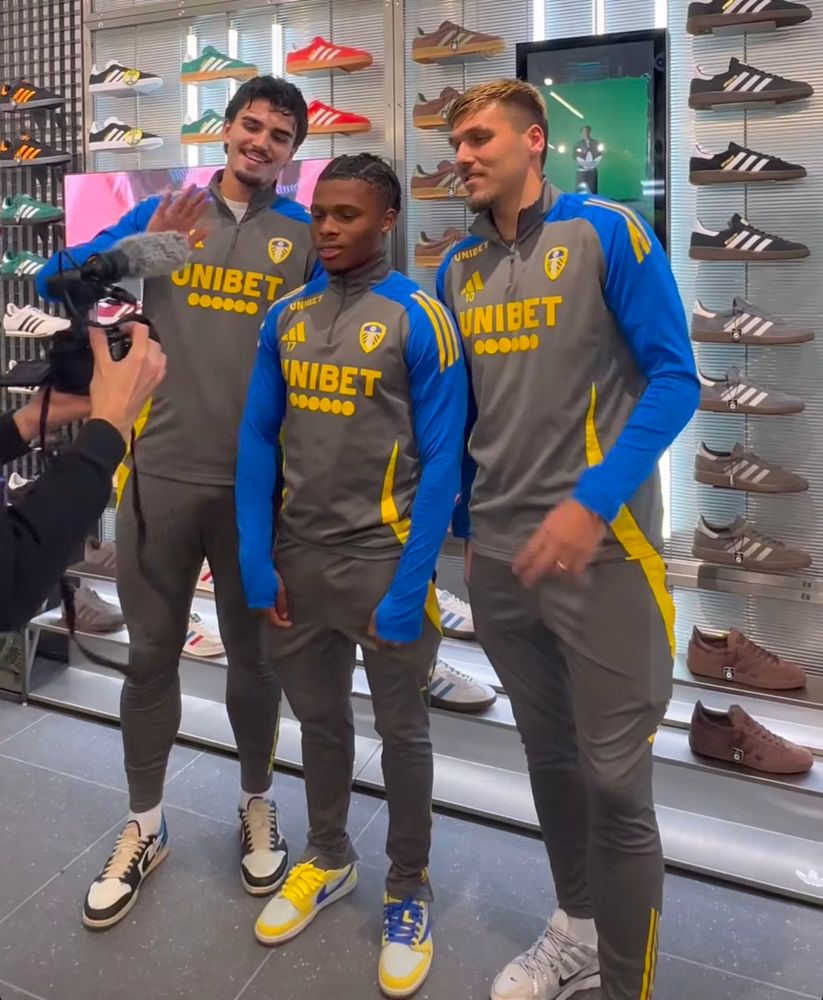 A young fan taking a picture with a real life pirate and a tired Dutch guy