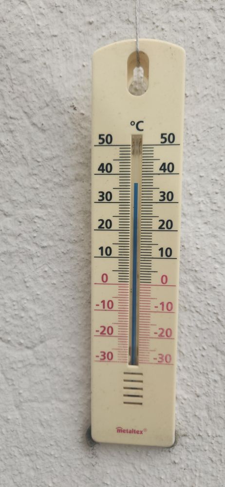 Thermomètre extérieur indiquant 36 degrés. 