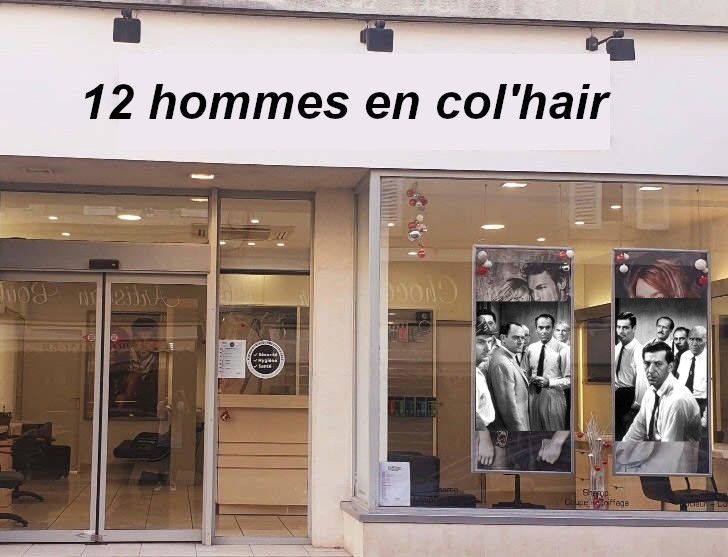 Devanture d'un salon de coiffure, avec l'enseigne "12 hommes en col'hair". Sur la devanture on y voit 2 cadres avec l'affiche du film "12 hommes en colère".