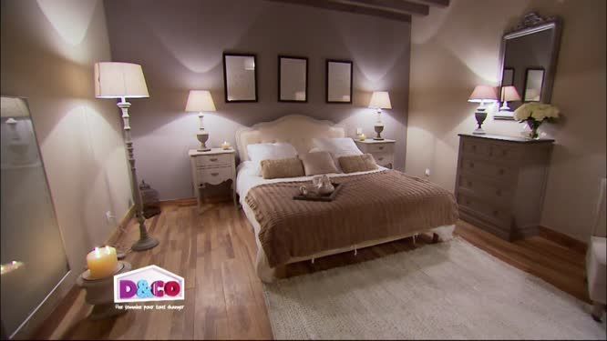 Chambre avec le logo de l'émission D&CO