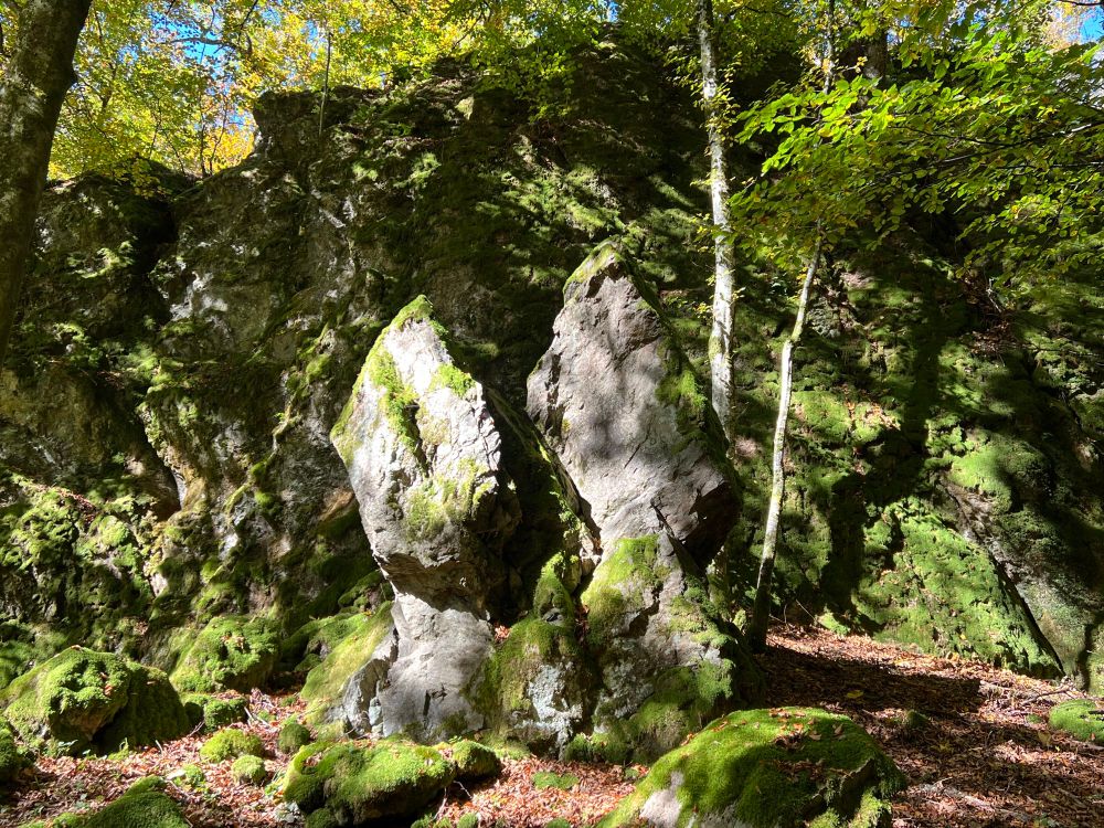 Zwei spitze Bruchstücke eines Felsen von der Sonne angestrahlt