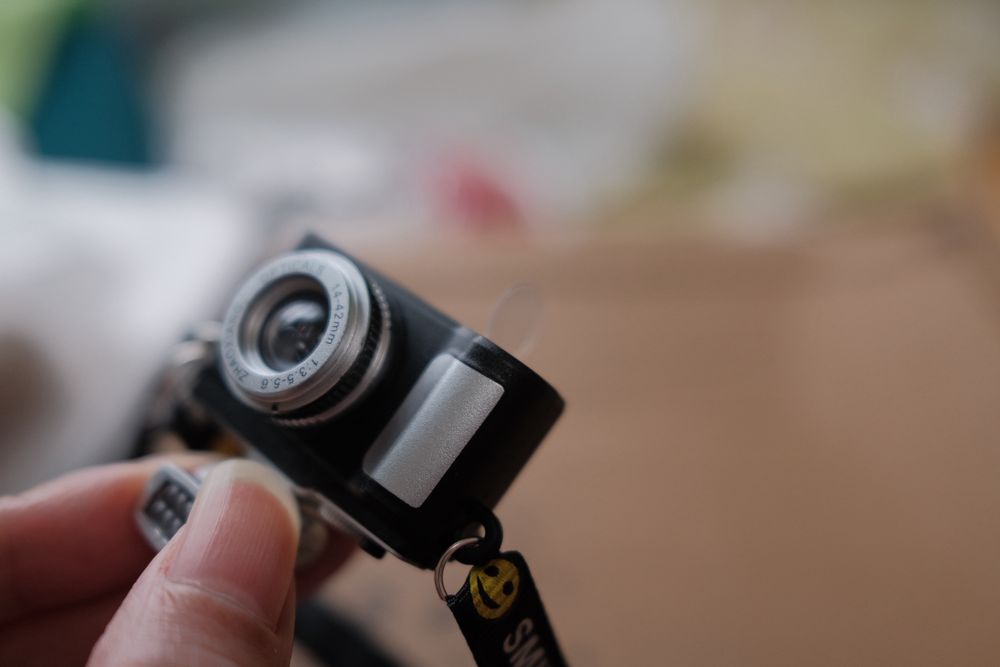 ちいさいおもちゃのカメラから透明のフィルムが引き出せるようになっている