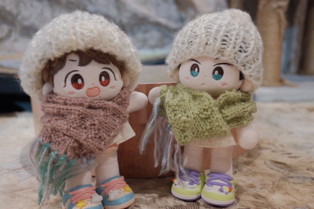 手編みマフラーと帽子をかぶったかわいいぬいぐるみペア