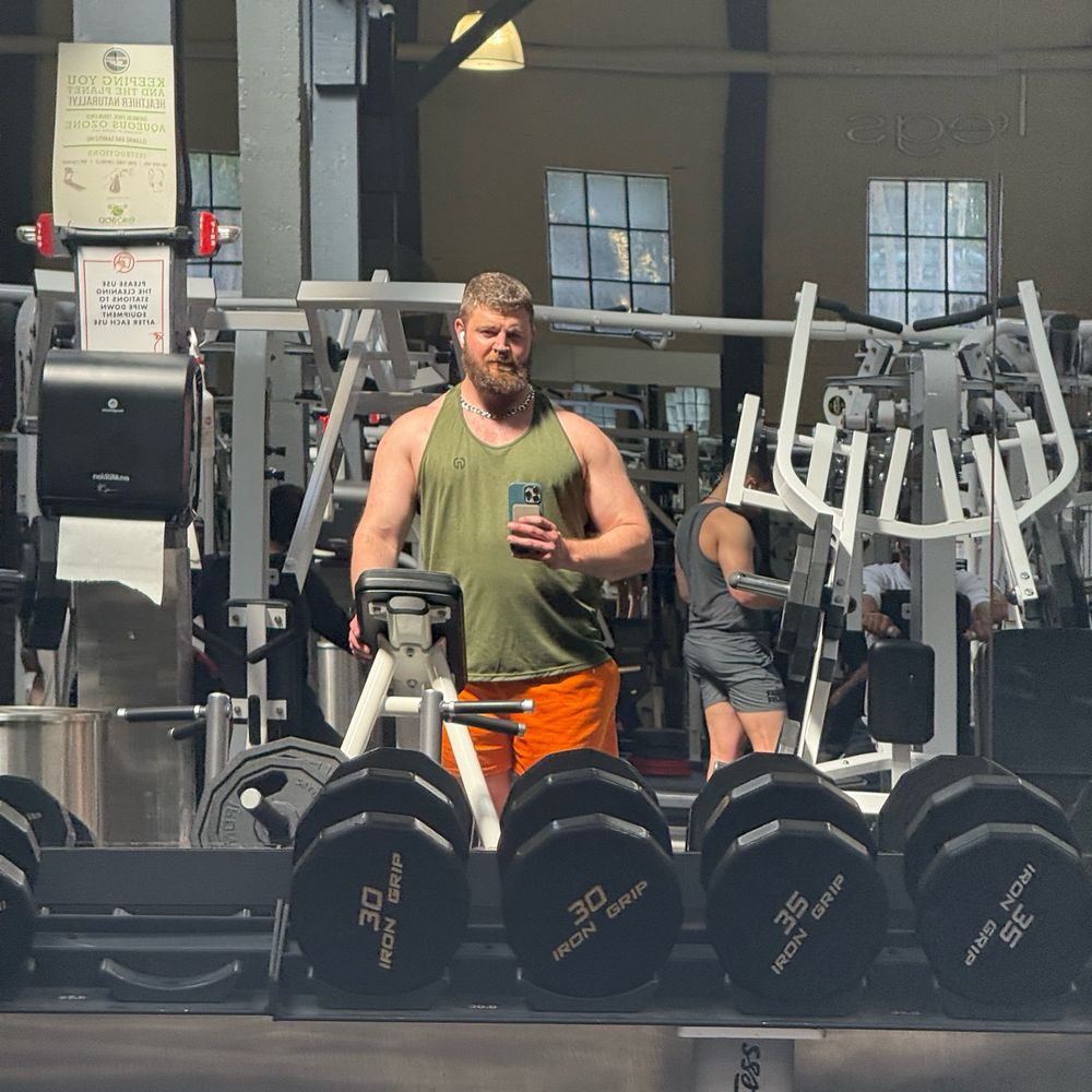 very well lit gym selfie on a plate loaded row machine