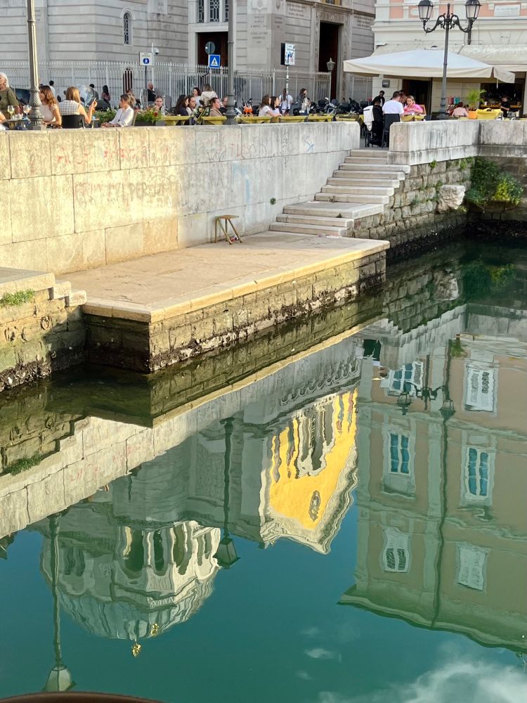 Triest spiegelt sich im Canal Grande 